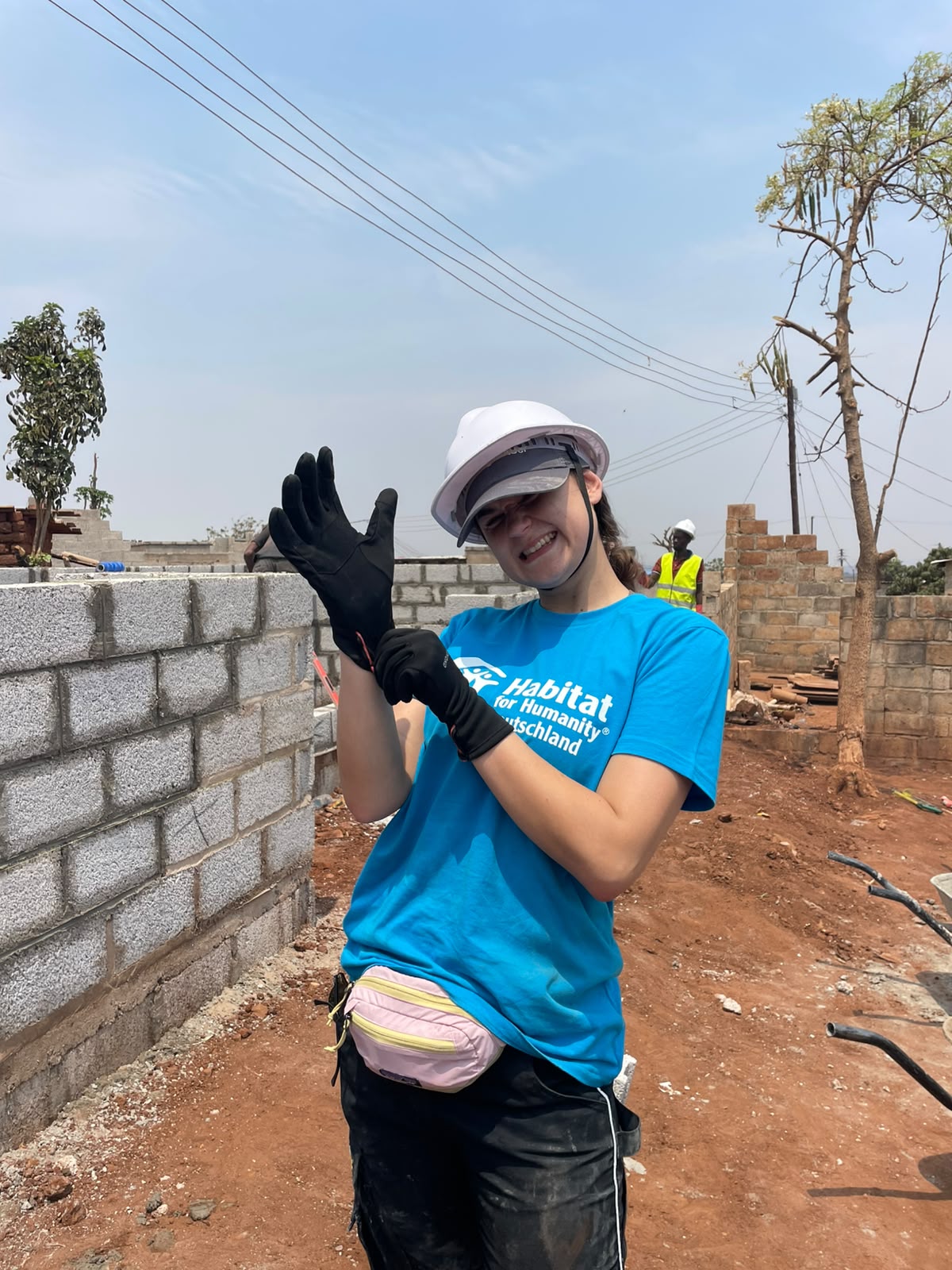 Immobilienberaterin Emilia Steiniger auf der Baustelle des HoffnunsBAUer-Freiwilligeneinsatzes in Sambia 2026