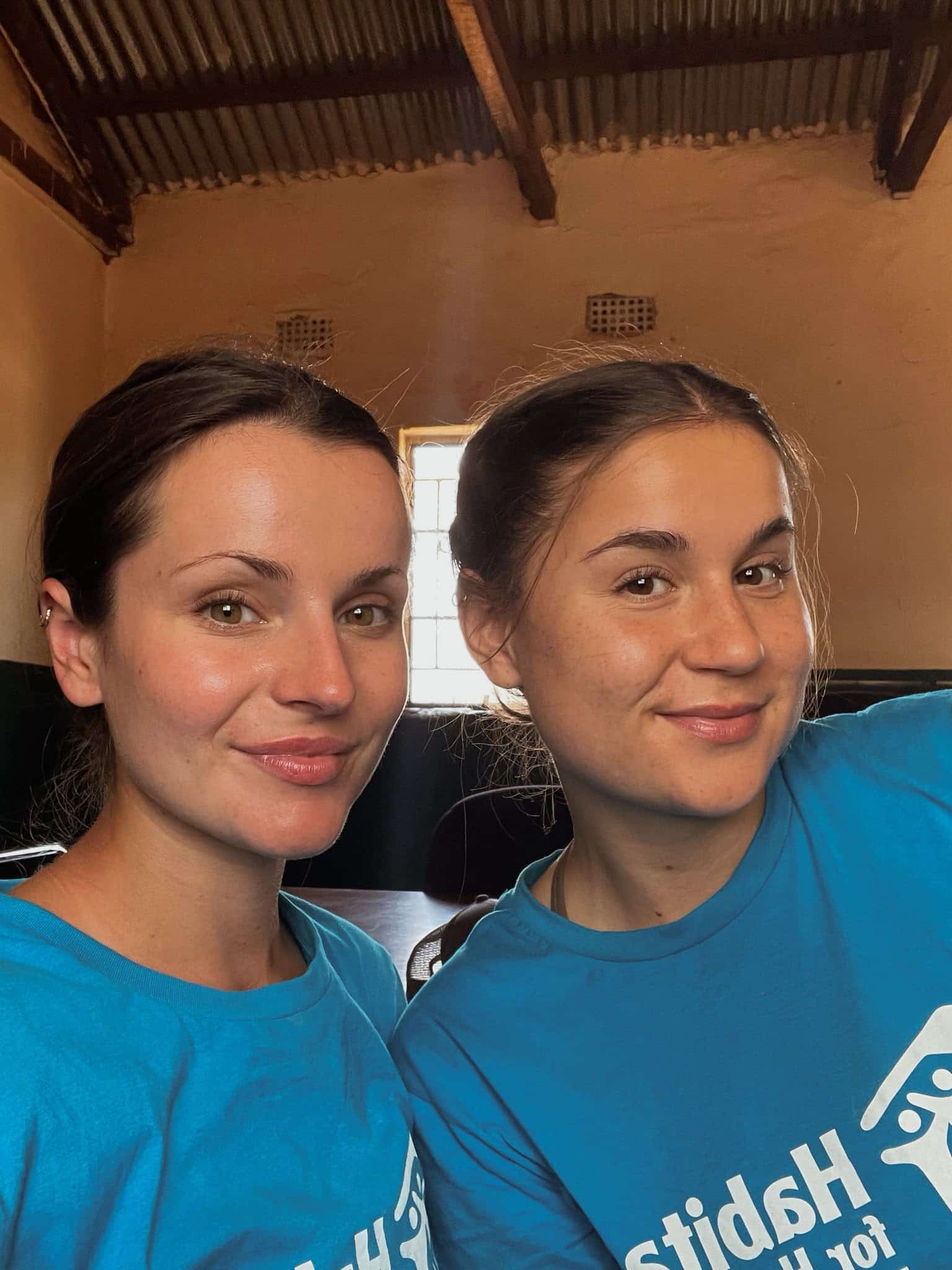 Immobilienberaterinnen Emilia Zyla und Emilia Steiniger beim HoffnunsBAUer-Freiwilligeneinsatz in Sambia 2026
