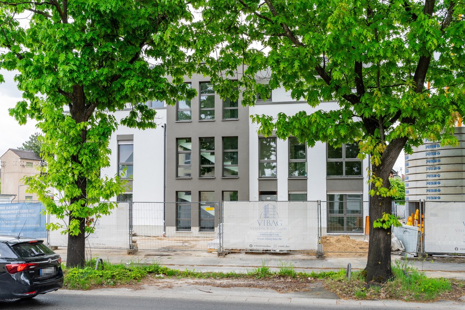 Jetzt Musterwohnung besichtigen.

Ab dem 25.09.2025 veranstalten wir jeden Donnerstag in der Siegstraße 8 von 17 - 18 Uhr eine offene Besichtigung. Dazu laden wir Sie herzlich ein und geben Ihnen einen Eindruck von unserem Neubauprojekt Wohnqualität Sankt Augustin.

Wir bitten um eine Voranmeldung unter neubau@ksk-immobilien.de oder 0221 17949423
