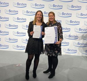 Auszubildende Mona Kruse und Ausbildungsleiterin Melanie Köhr auf der Bestenehrung der IHK Köln