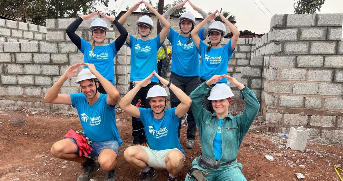 Gruppenfoto auf der Baustelle des HoffnunsBAUer-Freiwilligeneinsatzes in Sambia 2026