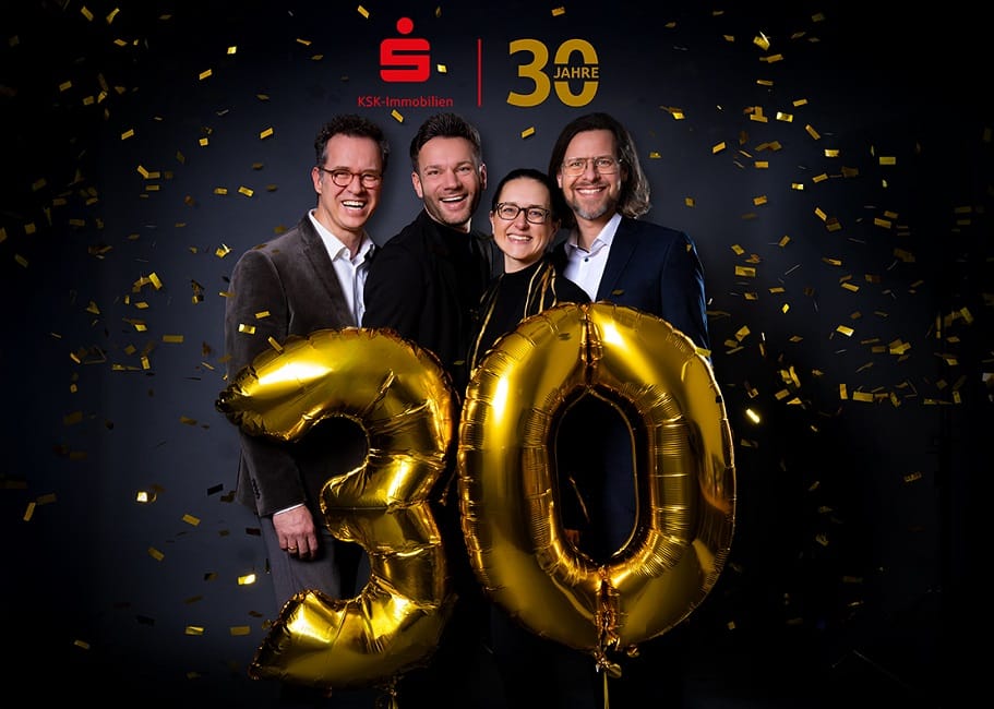 Jubiläumsfoto von Geschäftsführung und Prokurist:innen der KSK-Immobilien anlässlich des 30jährigen Firmenjubiläums