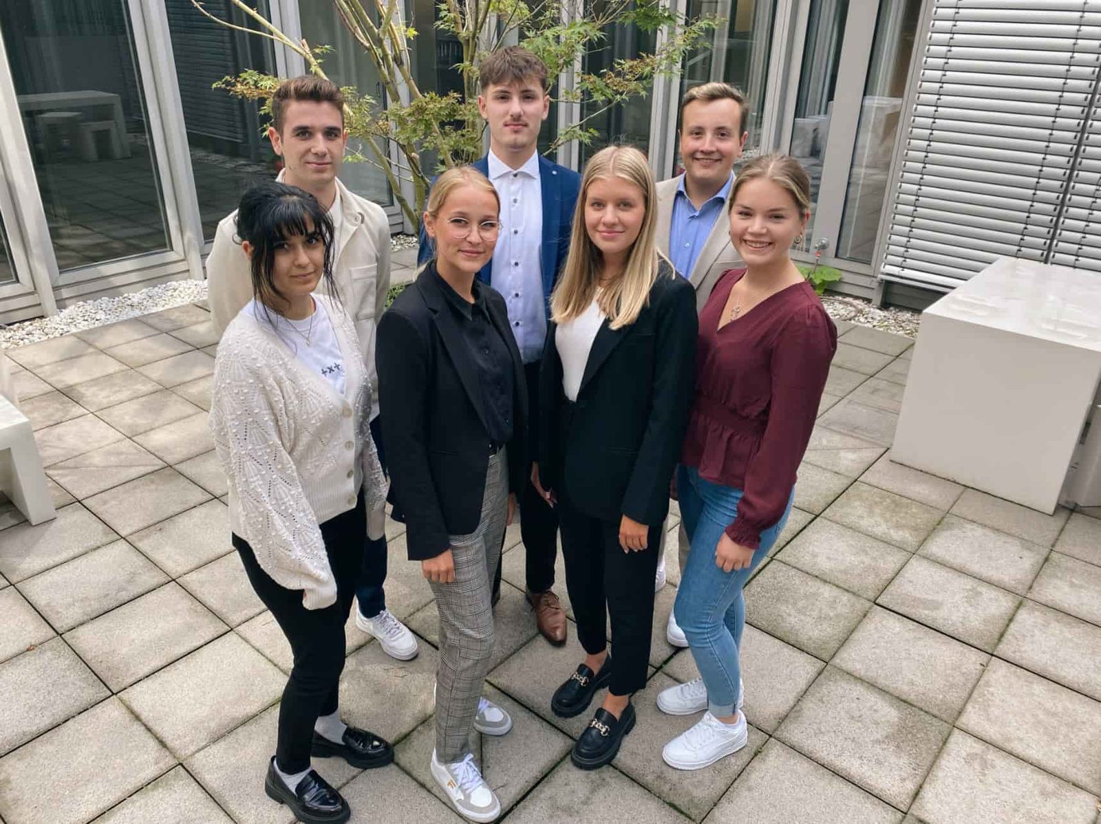 Gruppenfoto der sieben neuen Auszubildenden 2023 der KSK-Immobilien