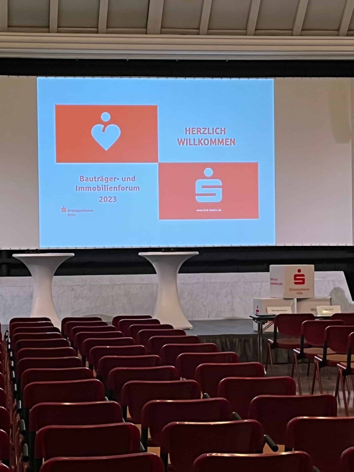 Bühne beim Bauträger- und Immobilienforum 2023 der Kreissparkasse Köln