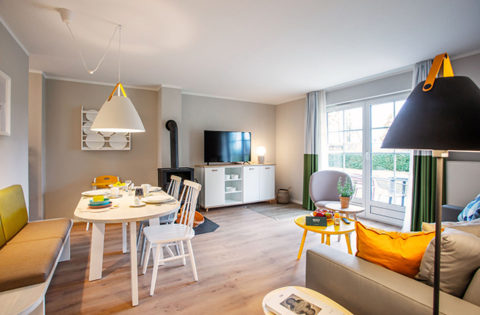 Innenansicht Wohnzimmer Ferienwohnung BEECH Resort Fleesensee