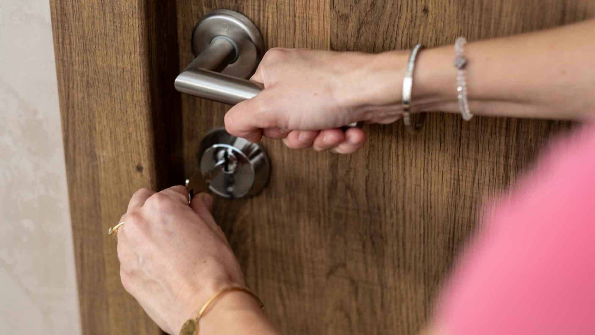 Vermieterin schließt Wohnugnstür mit Schlüssel auf