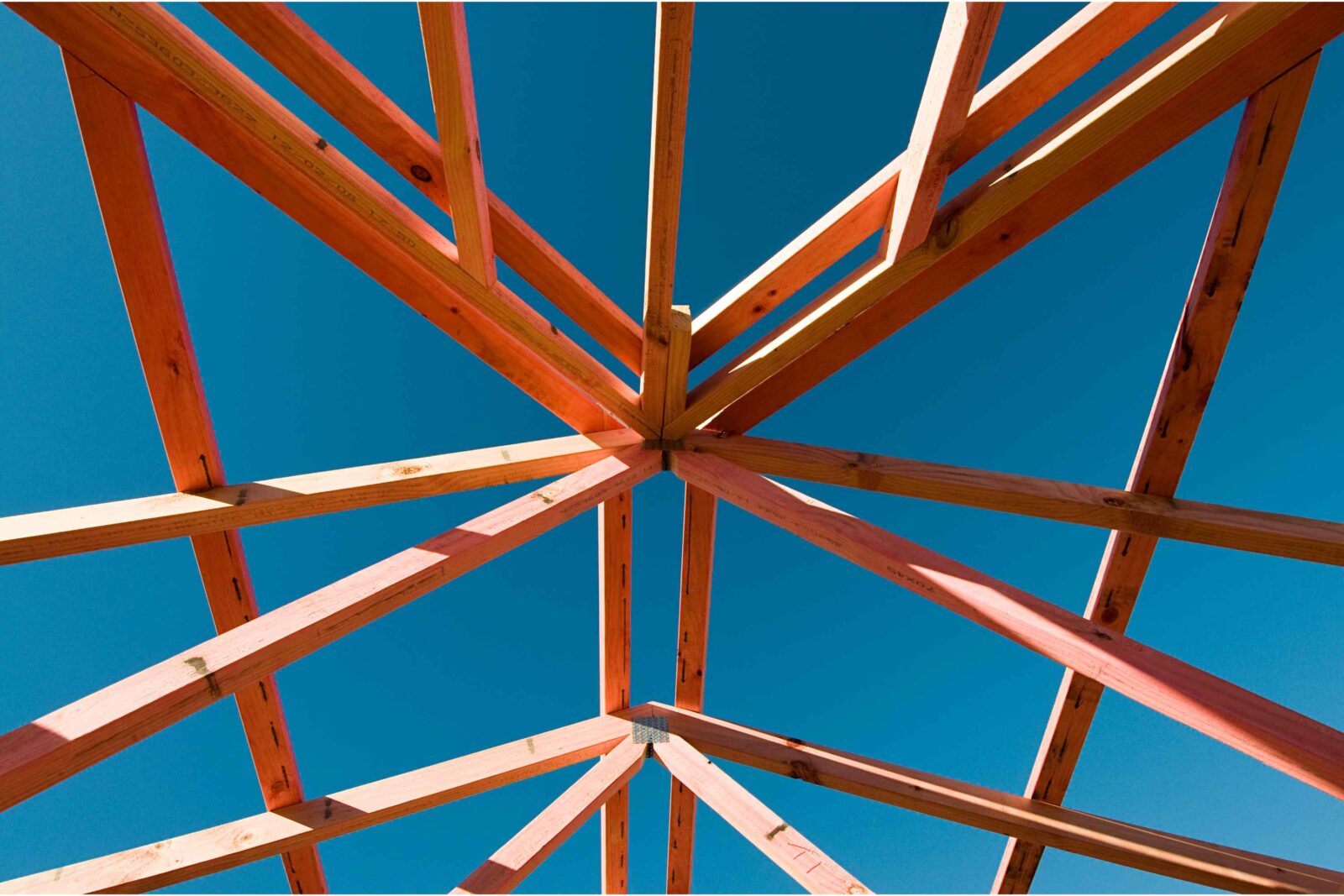 Dachbalken vor blauem Himmel