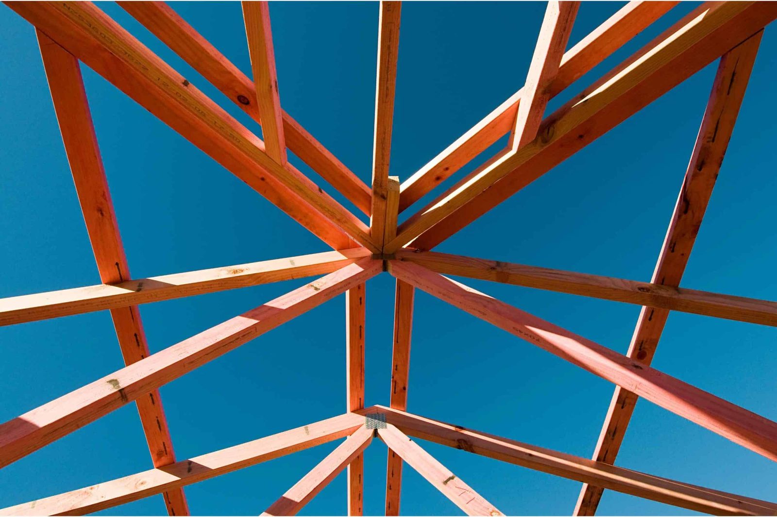 Dachbalken vor blauem Himmel