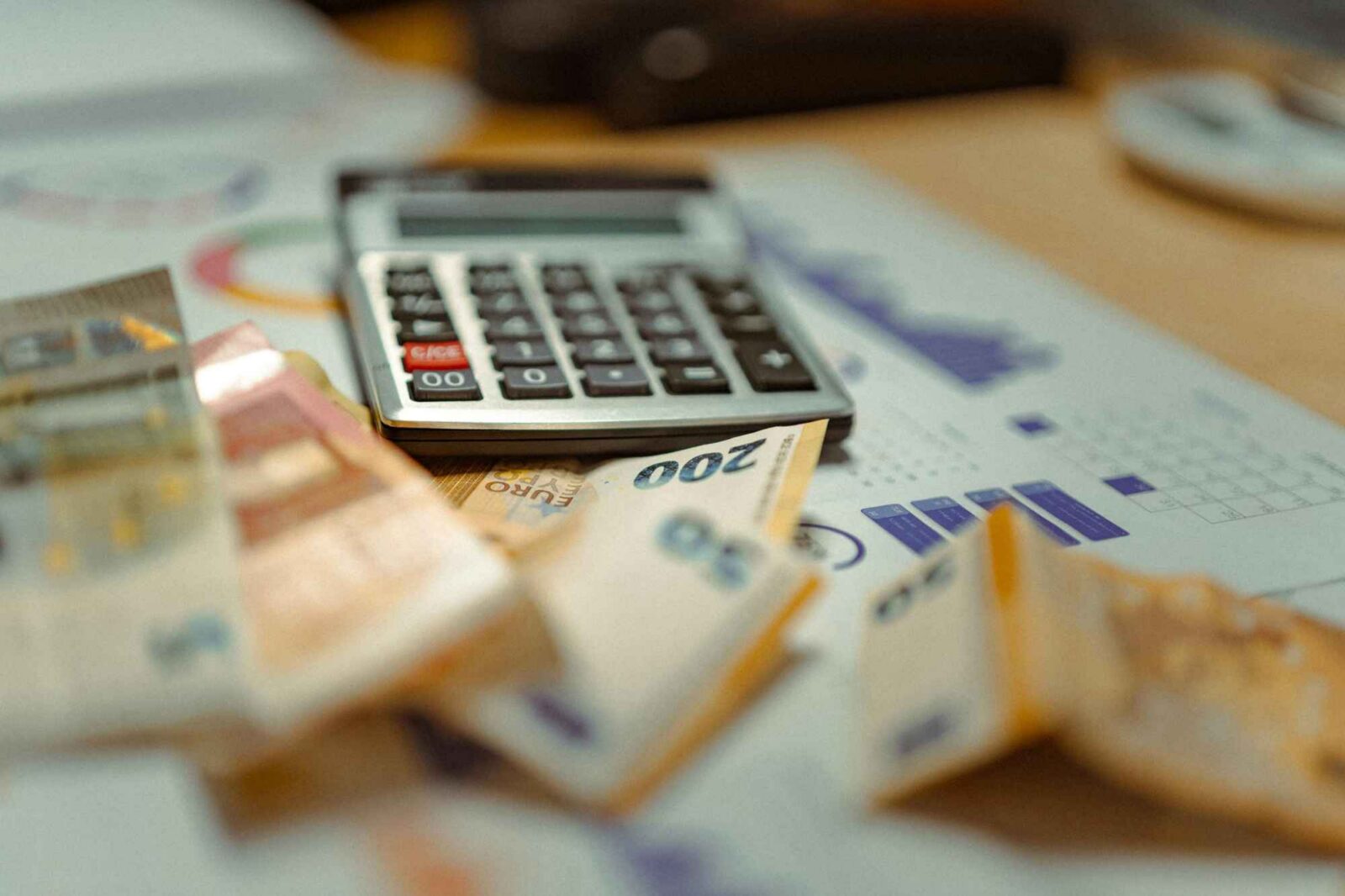 Taschenrechner auf Euroscheinen und Grundsteuererklärung