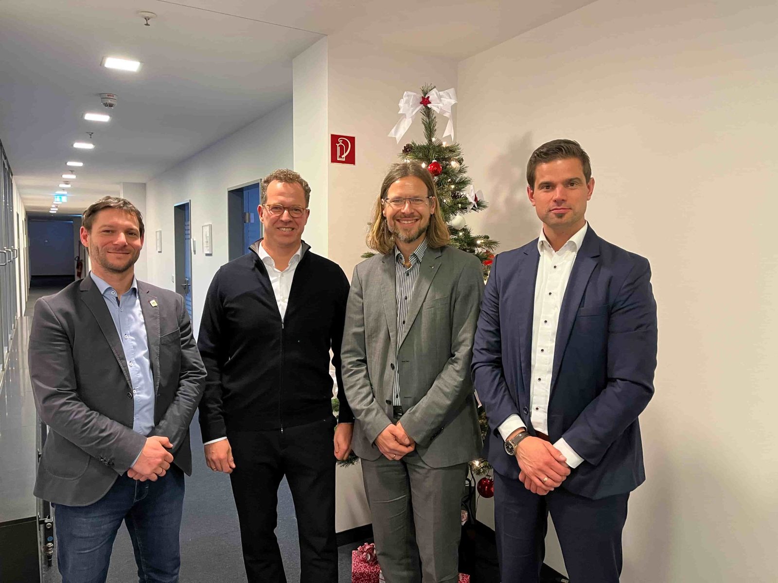 Vertreter von KSK-Immobilien und HoffnungsBAUer beim gemeinsamen Austausch