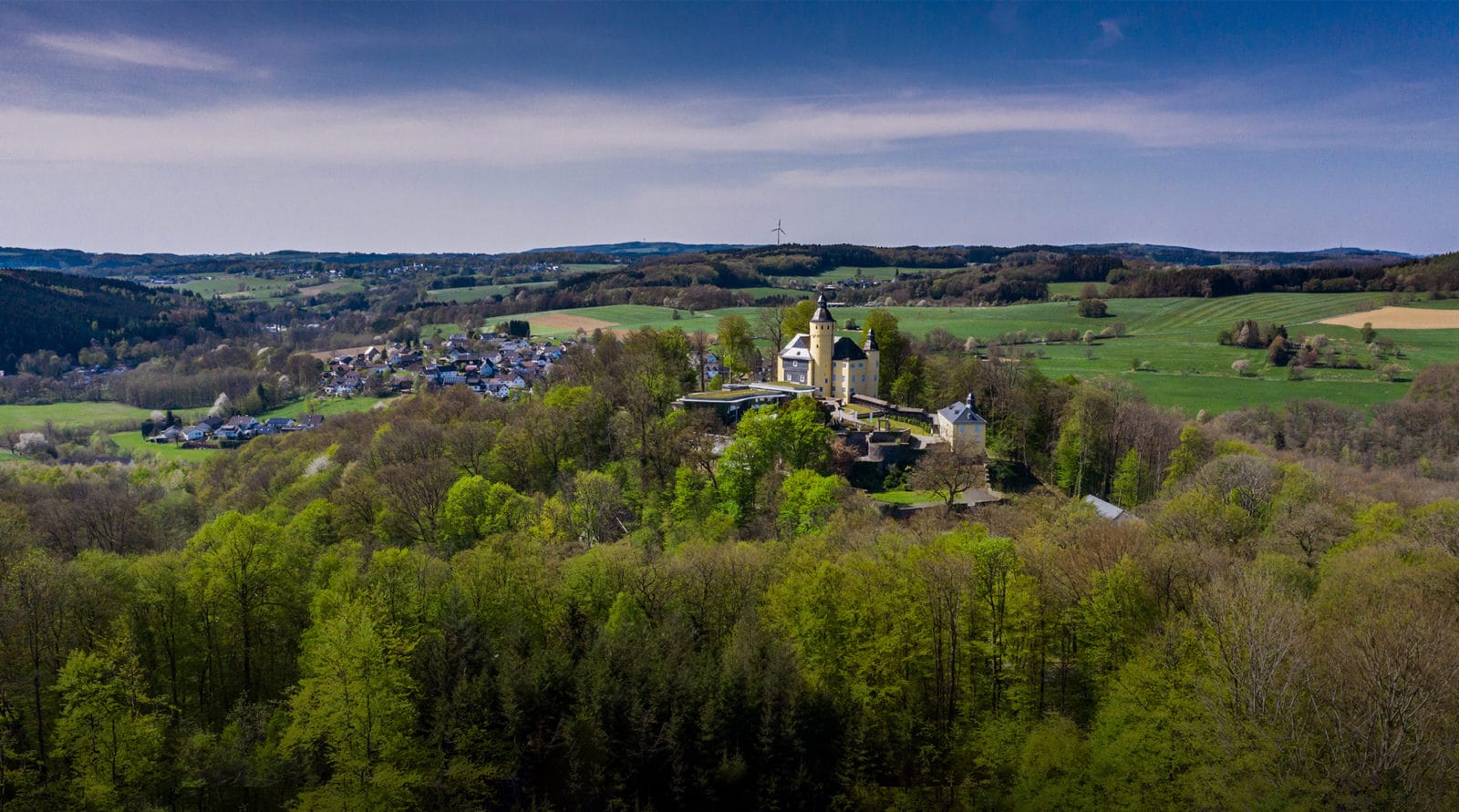 Schloss Homburg im Oberbergischen Kreis aus der Vogelperspektive, Teil des Geschäftsgebiets der KSK-Immobilien.