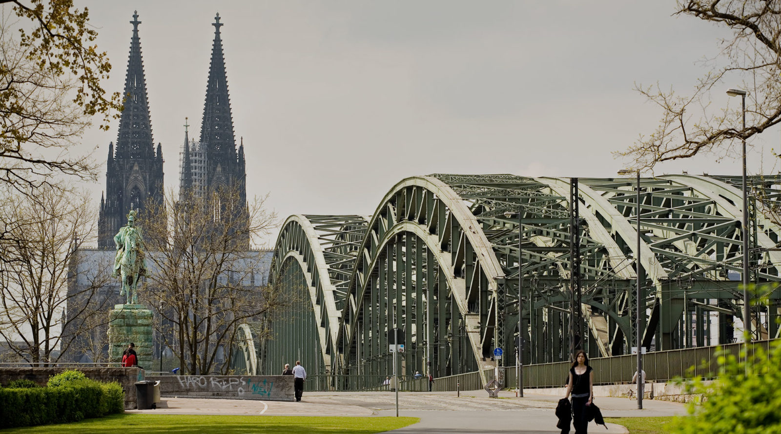 Hohenzollernbrücke und Kölner Dom, Teil des Geschäftsgebiets der KSK-Immobilien