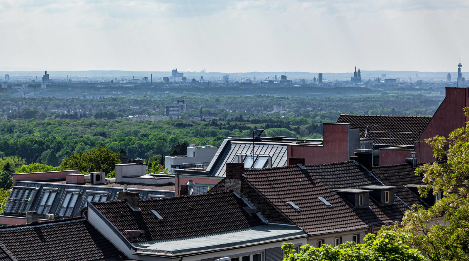 Blick aus dem Rheinisch-Bergischen Kreis auf die Kölner Skyline, Teil des Geschäftsgebiets der KSK-Immobilien