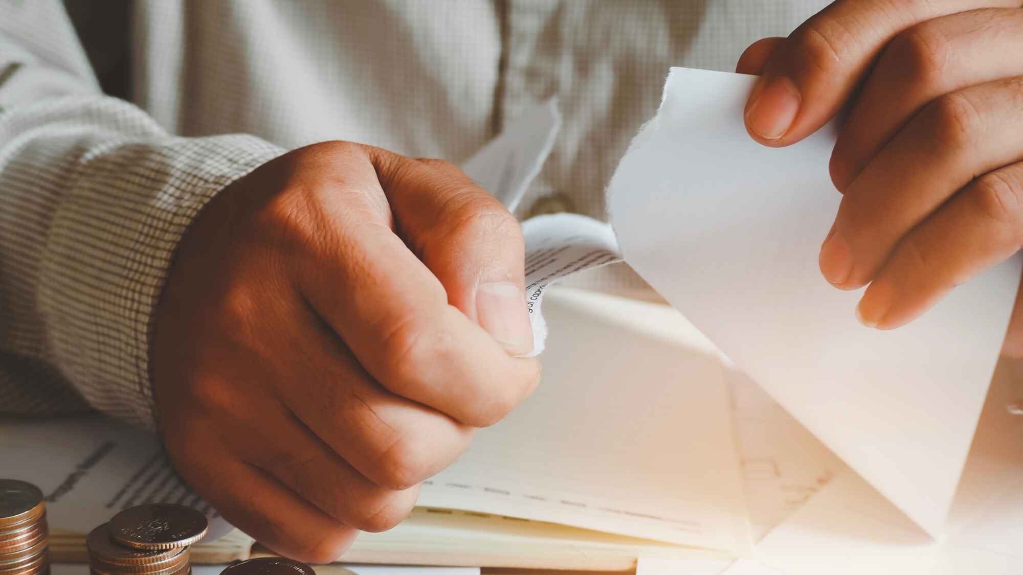 Mann zerreißt Mietvertrag mit Händen