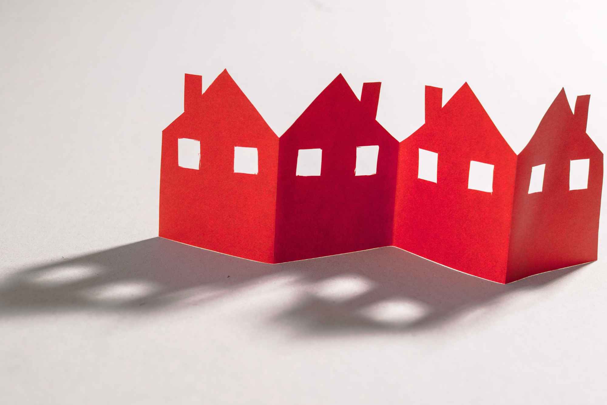 Reihe roter Papierhäuser