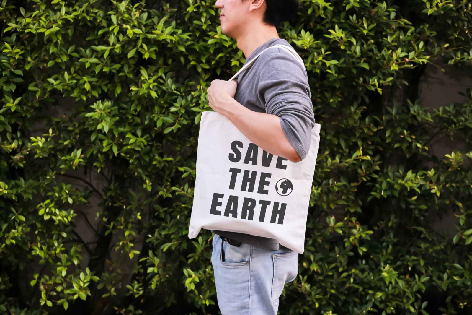 Mann mit Jutebeutel Save the Earth
