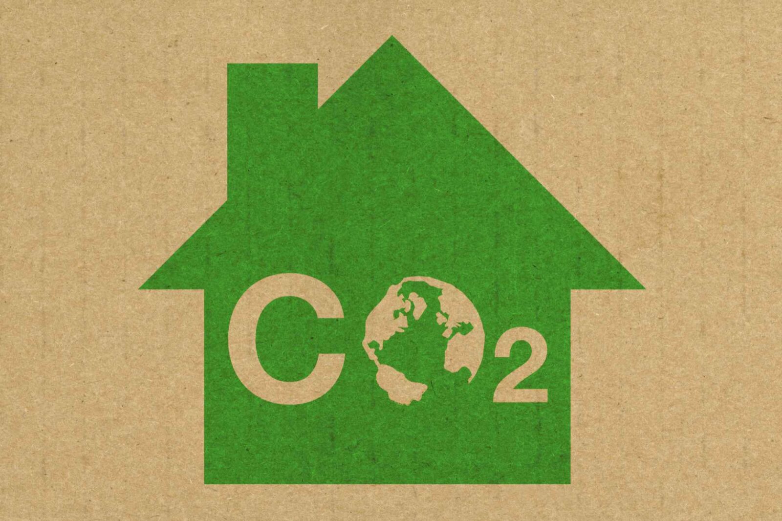 Pappkarton mit grünen Haus und CO2-Beschriftung