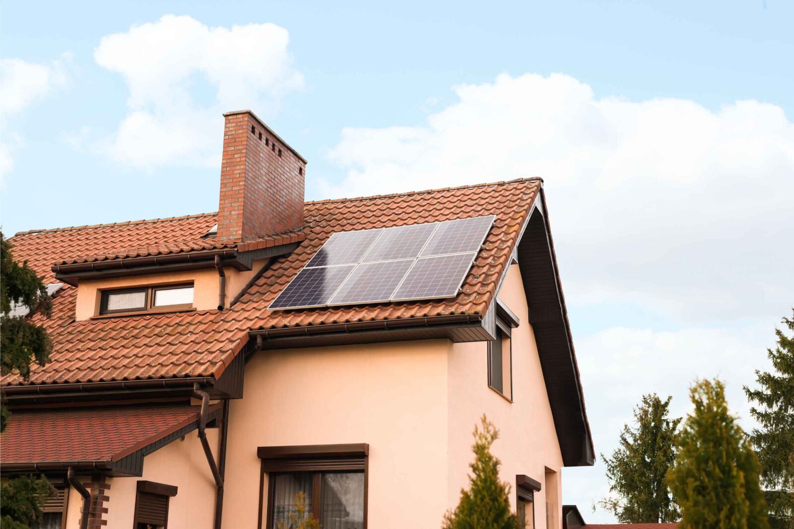 Haus mit Photovoltaikanlage auf dem Dach