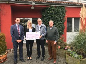 Scheckübergabe durch KSK-Immobilien an den Verein Verein Lebenshilfe Brühl-Erftstadt-Wesseling e.V.