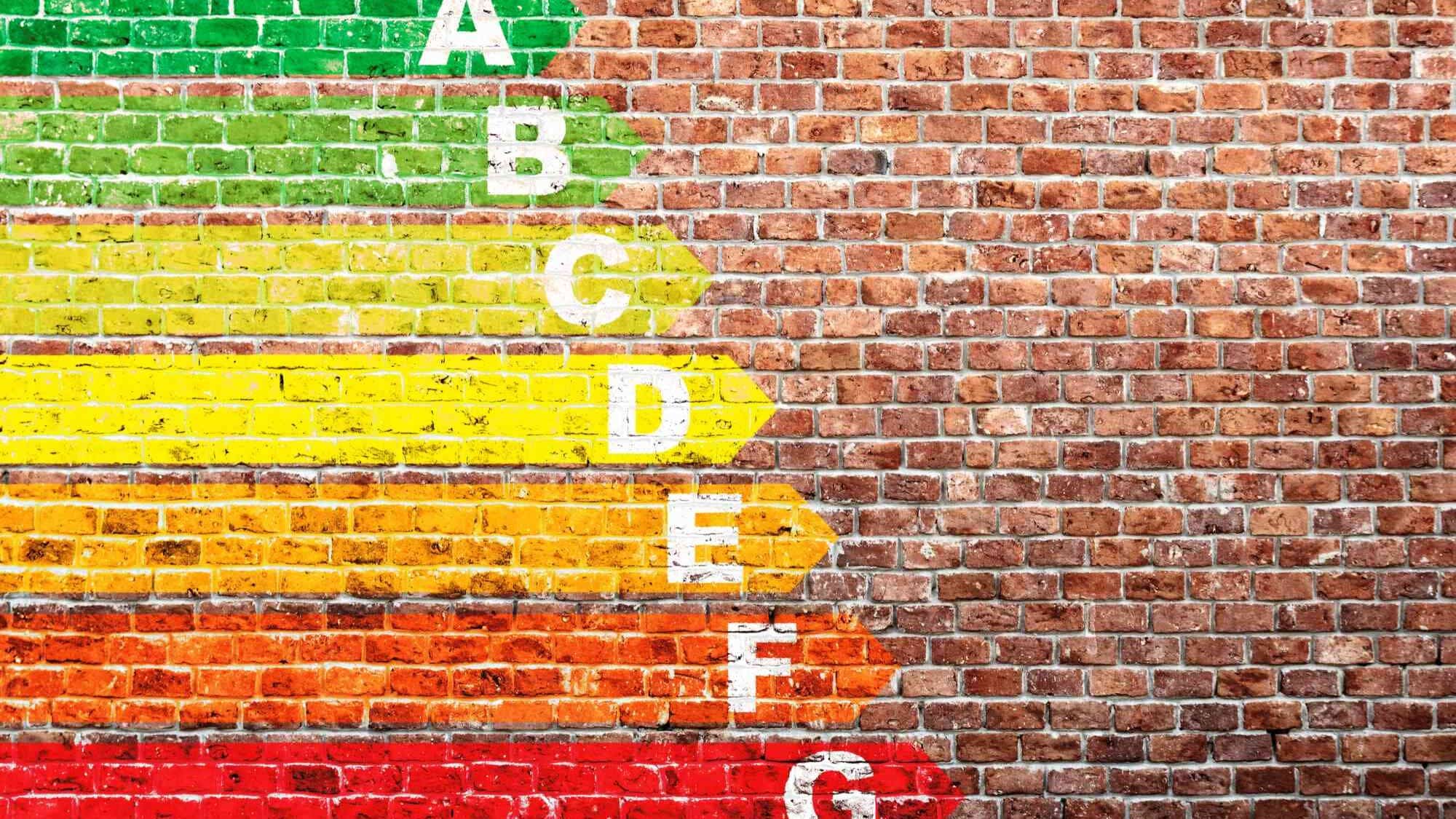 Mauer mit Balken für Energieeffizienz