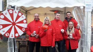 Spendenaktion KSK-Immobilien auf Weihnachtsmarkt in Erftstadt