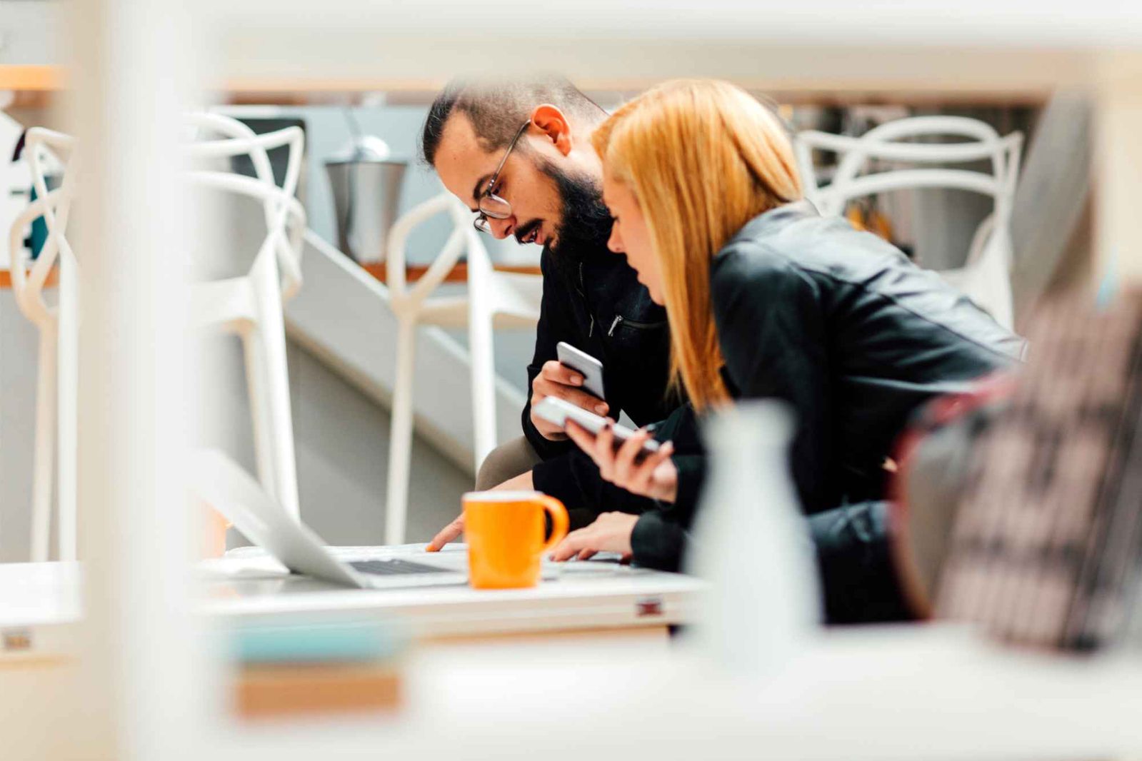 Paar vor Laptop will Wohnung inserieren