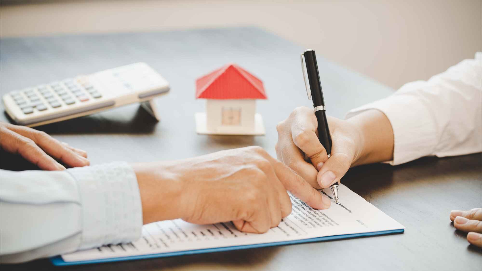 Person unterschreibt Mietvertrag